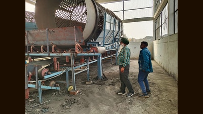 MC officials during inspection at the Jamalpur dump site. (HT photo) MC officials during inspection at the Jamalpur dump site. (HT photo)