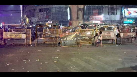 Barricades placed to stop entry of auto-rickshaws and four-vehicles in Chaura Bazar. The move is aimed to ease the traffic congestion. (Manish/Ht)