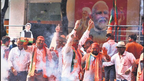 For the Mahayuti, the triumph translated into grand festivities, particularly among the BJP and NCP supporters. (MAHENDRA KOLHE/HT PHOTO)