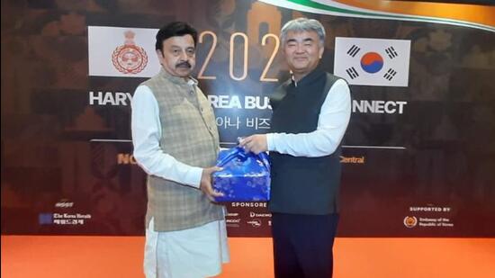 Minister Rao Narbir Singh with South Korean delegate Jang Won Ju, (HT Photo)