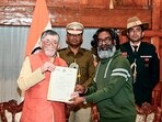 Hemant Soren meets governor Santosh Kumar Gangawar to stake claim to form government at Raj Bhawan in Ranchi on Sunday. (ANI)
(Somnath Sen)