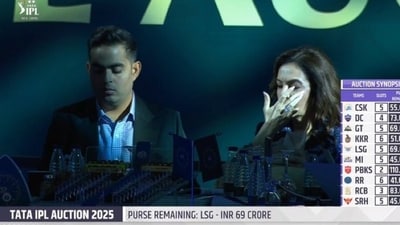 Nita Ambani was captured quickly touching her ears and forehead in a last-minute prayer. (X/@icee_beauty) Nita Ambani was captured quickly touching her ears and forehead in a last-minute prayer. (X/@icee_beauty)