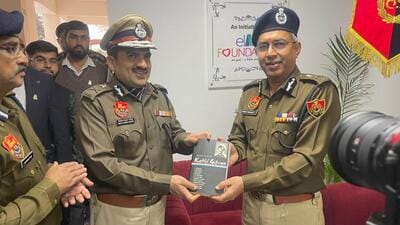 Haryana DGP Shatrujeet Kapur with senior police officials inaugurating the e-libraries on Saturday. (HT Photo)