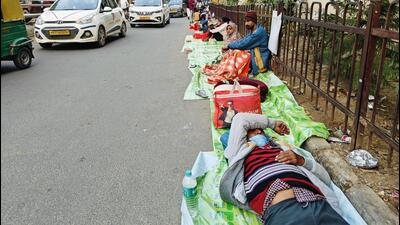 People awaiting treatment dot the lanes around AIIMS as they await their turn for treatment or to get a hospital bed for treatment. (HT Photo) People awaiting treatment dot the lanes around AIIMS as they await their turn for treatment or to get a hospital bed for treatment. (HT Photo)