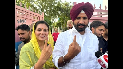 Punjab Congress president Amarinder Singh Raja Warring alleged that Bittu took revenge on him by defeating the BJP in Gidderbaha, while Bittu said the people of Gidderbaha have sent “Raja’s rani back home”. Meanwhile, Manpreet said Warring has always criticised the dynasty politics of Badals but when he got the chance, he kept the ticket in his home. (ANI File) Punjab Congress president Amarinder Singh Raja Warring alleged that Bittu took revenge on him by defeating the BJP in Gidderbaha, while Bittu said the people of Gidderbaha have sent “Raja’s rani back home”. Meanwhile, Manpreet said Warring has always criticised the dynasty politics of Badals but when he got the chance, he kept the ticket in his home. (ANI File)