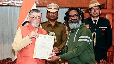 Hemant Soren meets governor Santosh Kumar Gangawar to stake claim to form government at Raj Bhawan in Ranchi on Sunday. (ANI) (Somnath Sen) Hemant Soren meets governor Santosh Kumar Gangawar to stake claim to form government at Raj Bhawan in Ranchi on Sunday. (ANI) (Somnath Sen)