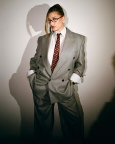 Hailey Rhode Baldwin Bieber in an office siren look with a plain black glass (Photo: Instagram) Hailey Rhode Baldwin Bieber in an office siren look with a plain black glass (Photo: Instagram)