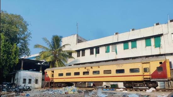 Bandra railway station to get open-air ‘restaurant on wheels’ to tackle auto chaos