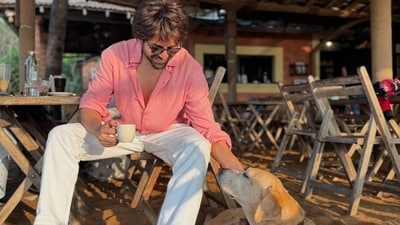 Kartik Aaryan also played with a dog as he visited a restaurant in Goa. 