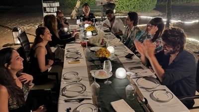 Kartik Aaryan went out for dinner with his friends. In a photo all of them sat at a table, in an open air restaurant, in the evening.&nbsp; 