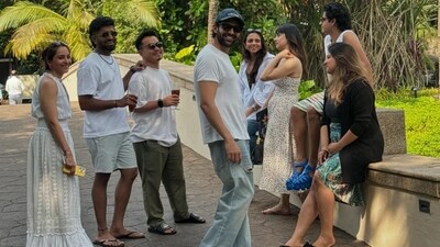 Kartik Aaryan and his friends also stepped out during the daytime to spend some quality time together. 