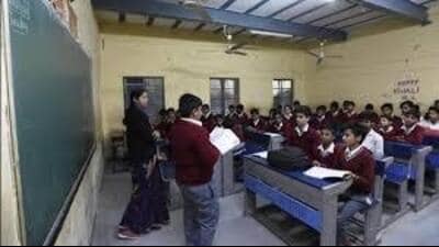 A senior official from school education department said that the deputy commissioners have been given right to take a call on reopening or continue with closure of physical classes by accessing the situation. (HT representation image)