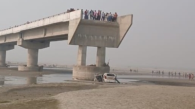 In Uttar Pradesh, three died after Google Maps led their car onto an incomplete bridge. (X)