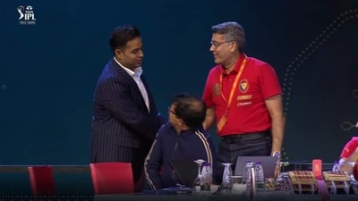 Mumbai Indians owner Akash Ambani shakes hands with RCB representatives mid-auction after securing Will Jacks. (JioCinema) Mumbai Indians owner Akash Ambani shakes hands with RCB representatives mid-auction after securing Will Jacks. (JioCinema)