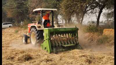 Mechanised wheat sowing underway at Siriewala village in Bathinda on Monday. (Sanjeev Sharma/HT) Mechanised wheat sowing underway at Siriewala village in Bathinda on Monday. (Sanjeev Sharma/HT)