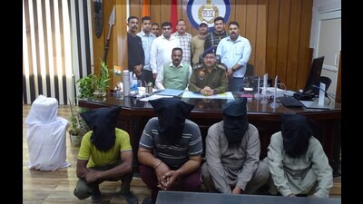 Police with the arrested accused. (HT Photo)