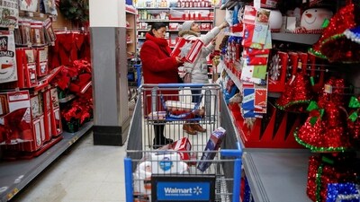 FILE PHOTO: Shoppers crowd a Walmart store ahead of the Thanksgiving holiday in Chicago, Illinois, U.S. November 27, 2019. (REUTERS / Kamil Krzaczynsk)