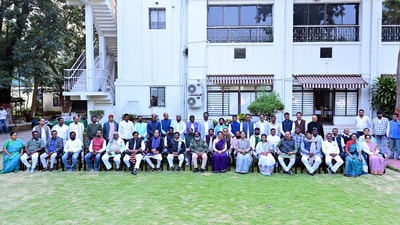 Jharkhand Mukti Morcha (JMM) executive president Hemant Soren poses for a group picture with newly elected INDIA bloc MLAs, at CM House in Ranchi on Sunday. (ANI) Jharkhand Mukti Morcha (JMM) executive president Hemant Soren poses for a group picture with newly elected INDIA bloc MLAs, at CM House in Ranchi on Sunday. (ANI)