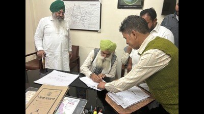 The convener of the Samyukta Kisan Morcha (non-political), Jagjeet Singh Dallewal on Monday reached Faridkot, his home district, and transferred his property to his son, daughter-in-law and grandson, a day before sitting on fast unto death. (HT Photo) The convener of the Samyukta Kisan Morcha (non-political), Jagjeet Singh Dallewal on Monday reached Faridkot, his home district, and transferred his property to his son, daughter-in-law and grandson, a day before sitting on fast unto death. (HT Photo)