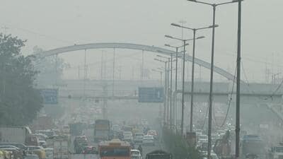 Thick layer of smog near Anand Vihar on Monday. (Arvind Yadav/HT Photo) Thick layer of smog near Anand Vihar on Monday. (Arvind Yadav/HT Photo)