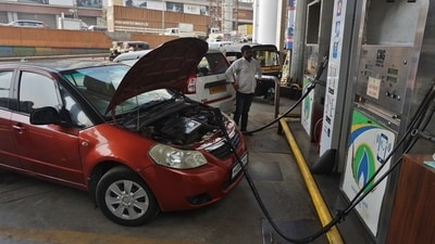 Vehicles are seen filling CNG gas at Thane CNG pump in Thane, near Mumbai, on November 23, 2024. (Praful Gangurde/HT Photo)