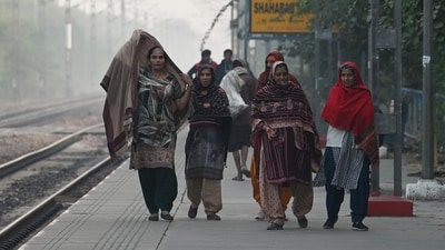 Commuters brave the early morning winter smog and chill in Dwarka, in New Delhi, India, on Sunday, November 24, 2024. (Vipin Kumar/Hindustan Times) Commuters brave the early morning winter smog and chill in Dwarka, in New Delhi, India, on Sunday, November 24, 2024. (Vipin Kumar/Hindustan Times)
