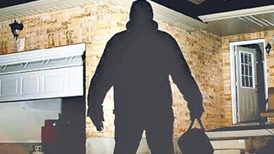 Police suspect that the burglars entered the house by gas-cutting the iron grill of the kitchen window. (HT REPRESENTATIVE PHOTO) Police suspect that the burglars entered the house by gas-cutting the iron grill of the kitchen window. (HT REPRESENTATIVE PHOTO)