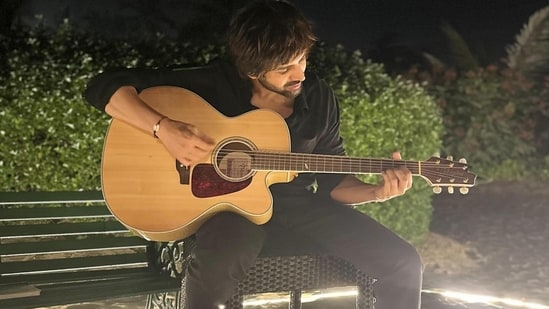 Kartik Aaryan also tried his hand at playing the guitar. In the picture he was seen in a black shirt, matching pants and beige shoes.