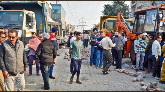 The chaos near Jain Colony and Bhagya Homes during the MC action in Ludhiana on Monday. (Manish/HT)