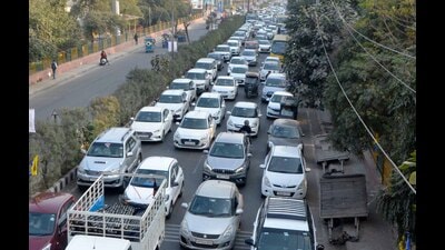 A heavy traffic jam during the AAP rally on a road in the city on Tuesday. (HT photo) A heavy traffic jam during the AAP rally on a road in the city on Tuesday. (HT photo)