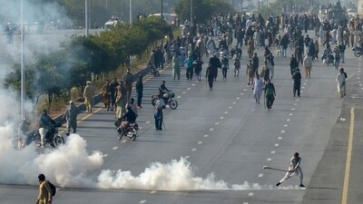 Ignoring the government's threat to respond with gunfire, Imran Khan's supporters fought with the security forces and wounded many to continue their rally demanding the ex-PM's release. (AP) Ignoring the government's threat to respond with gunfire, Imran Khan's supporters fought with the security forces and wounded many to continue their rally demanding the ex-PM's release. (AP)