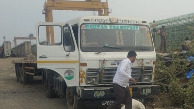 The incident has heightened security concerns among steel traders, who claim illegal scrap dealers routinely perpetrate such thefts. (HT Photo) The incident has heightened security concerns among steel traders, who claim illegal scrap dealers routinely perpetrate such thefts. (HT Photo)