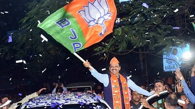 Maharashtra deputy chief minister and BJP candidate Devendra Fadnavis waves the party's flag as he arrives to collect his winning certificate from the Nagpur South West Constituency, in Nagpur on Saturday. (ANI) Maharashtra deputy chief minister and BJP candidate Devendra Fadnavis waves the party's flag as he arrives to collect his winning certificate from the Nagpur South West Constituency, in Nagpur on Saturday. (ANI)