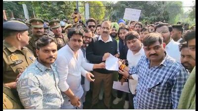 Memorandum handed over to seek reservation for SC/ST and backward at AMU on Tuesday (HT photo)