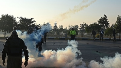 Police in Islamabad resorted to tear gas to disperse the protesting supporters of ex-Pakistan PM Imran Khan, who are demanding his release from jail. (AFP) Police in Islamabad resorted to tear gas to disperse the protesting supporters of ex-Pakistan PM Imran Khan, who are demanding his release from jail. (AFP)