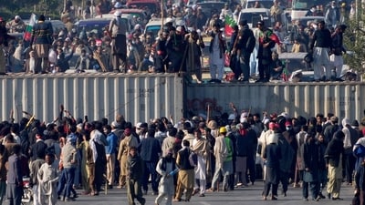 Pakistan Tehree-e-Insaaf (PTI)'s supporters broke through several security barriers on the roads and removed shipping containers placed to block their way. (AP) Pakistan Tehree-e-Insaaf (PTI)'s supporters broke through several security barriers on the roads and removed shipping containers placed to block their way. (AP)