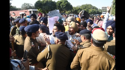 Protesting students clashing with the police in Panjab University on Tuesday. (HT Photo) Protesting students clashing with the police in Panjab University on Tuesday. (HT Photo)