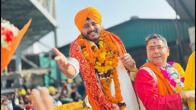 Punjab AAP president and cabinet minister Aman Arora and state working president Amansher Singh Shery Kalsi leading the Shukrana Yatra in Patiala on Tuesday. (HT Photo)