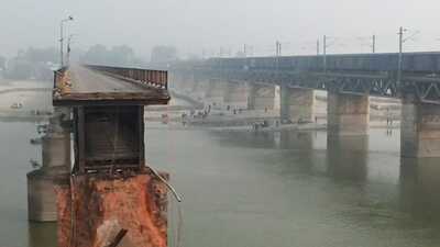 The collapsed bridge built by the British over the Ganga in Kanpur (HT Photo) The collapsed bridge built by the British over the Ganga in Kanpur (HT Photo)