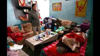 The police inspecting the house after the robbery in Sector 27, Chandigarh, on Tuesday. (HT Photo) The police inspecting the house after the robbery in Sector 27, Chandigarh, on Tuesday. (HT Photo)