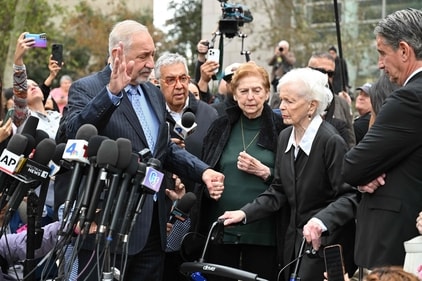 Defense attorney Mark Geragos (L) holds up his hand as Joan VanderMolen (sister of Kitty Menendez) speaks to the media, outside the Van Nuys West Courthouse after a status hearing on the murder conviction of Lyle and Erik Menendez on November 25, 2024, in Van Nuys, a neighborhood of Los Angeles, California. (AFP / Robyn Beck) Defense attorney Mark Geragos (L) holds up his hand as Joan VanderMolen (sister of Kitty Menendez) speaks to the media, outside the Van Nuys West Courthouse after a status hearing on the murder conviction of Lyle and Erik Menendez on November 25, 2024, in Van Nuys, a neighborhood of Los Angeles, California. (AFP / Robyn Beck)
