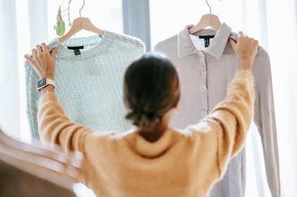 The easy and risk-free choice is appealing to the brain. It's no wonder why you switch your experimental OOTD to casuals last minute. (Pexels)