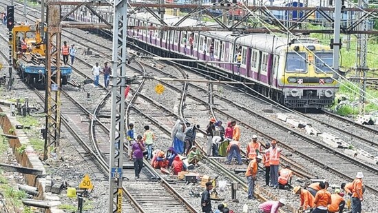 Railway authorities implemented temporary measures to maintain service continuity during the morning rush. Representative Image. (Photo by Bhushan Koyande/HT Photo) (HT PHOTO)