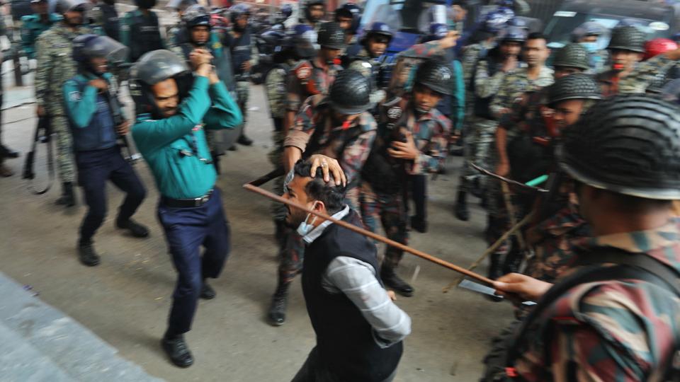 Law enforcers charge batons to disperse followers demanding release of their leader Chinmoy Krishna Das. (REUTERS) Law enforcers charge batons to disperse followers demanding release of their leader Chinmoy Krishna Das. (REUTERS)