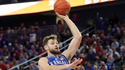 Hunter Dickinson #1 of the Kansas Jayhawks shoots against Maliq Brown #6 of the Duke Blue Devils in the first half of a game during the Vegas Showdown at T-Mobile Arena on November 26, 2024 in Las Vegas. (Getty Images via AFP) Hunter Dickinson #1 of the Kansas Jayhawks shoots against Maliq Brown #6 of the Duke Blue Devils in the first half of a game during the Vegas Showdown at T-Mobile Arena on November 26, 2024 in Las Vegas. (Getty Images via AFP)