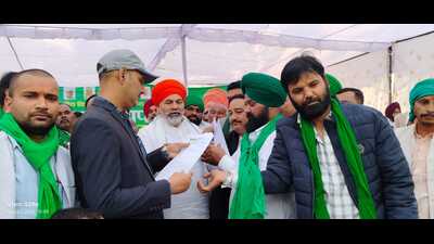 BKU leader Rakesh Tikait handing over charter of demands to sub divisional magistrate in Mohammadi on Wednesday (HT Photo)