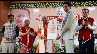 Chief minister Yogi Adityanath awarding honorary DLitt to poet Kumar Vishwas at Allahabad University on Wednesday (HT) Chief minister Yogi Adityanath awarding honorary DLitt to poet Kumar Vishwas at Allahabad University on Wednesday (HT)