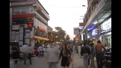 Church Street in Bengaluru. “One of the strongest aspects of Unmana’s writing is its sense of place. It is impossible to not recognise the roads and bylanes of Bengaluru as you read the book. From Jayanagar to Koramangala, Indiranagar to Church Street, the book consciously evokes actual spaces without relying on too much expository prose.” (Hemant Mishra/Mint) Church Street in Bengaluru. “One of the strongest aspects of Unmana’s writing is its sense of place. It is impossible to not recognise the roads and bylanes of Bengaluru as you read the book. From Jayanagar to Koramangala, Indiranagar to Church Street, the book consciously evokes actual spaces without relying on too much expository prose.” (Hemant Mishra/Mint)