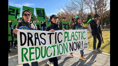 Climate activists march on a street to demand stronger global commitments to fight plastic waste at the upcoming fifth session of the Intergovernmental Negotiating Committee (INC-5), in Busan, South Korea, on Monday. (REUTERS) Climate activists march on a street to demand stronger global commitments to fight plastic waste at the upcoming fifth session of the Intergovernmental Negotiating Committee (INC-5), in Busan, South Korea, on Monday. (REUTERS)