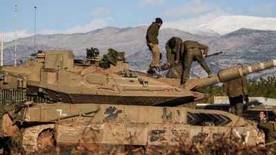 Israeli soldiers work on a tank, amid cross-border hostilities between Hezbollah and Israel, by Israel's border with Lebanon in northern Israel, November 26, 2024. (REUTERS)